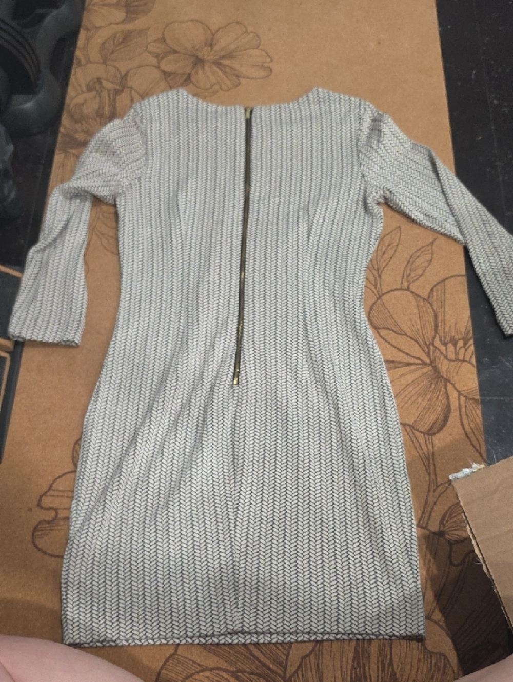 Dynamite Women's Long Sleeve Knit Sheath Dress in Ivory and Black. Gold Zip - Picture 2 of 5